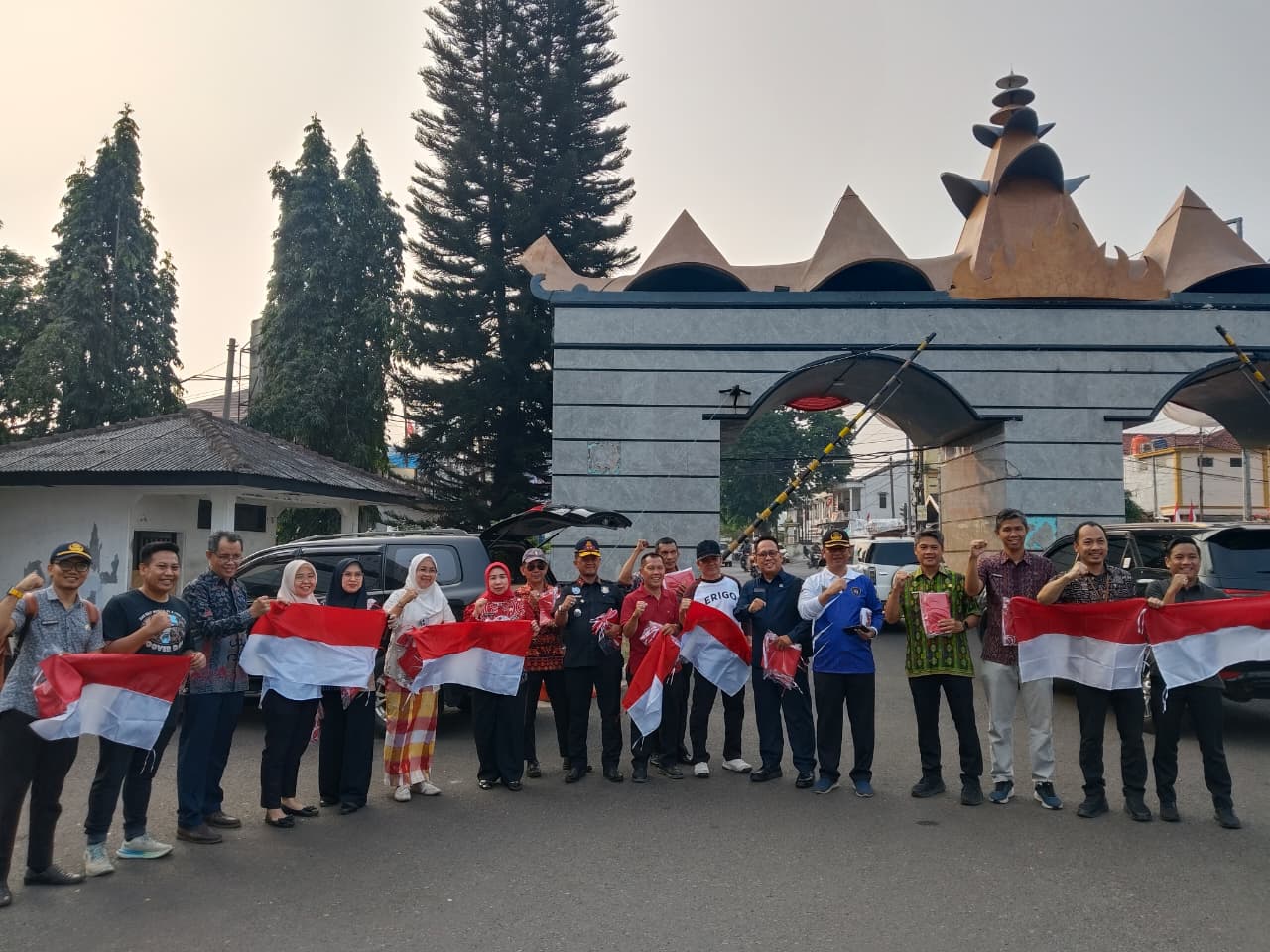 Pemprov Lampung Dorong Nasionalisme Lewat Gerakan Pembagian Bendera Merah Putih